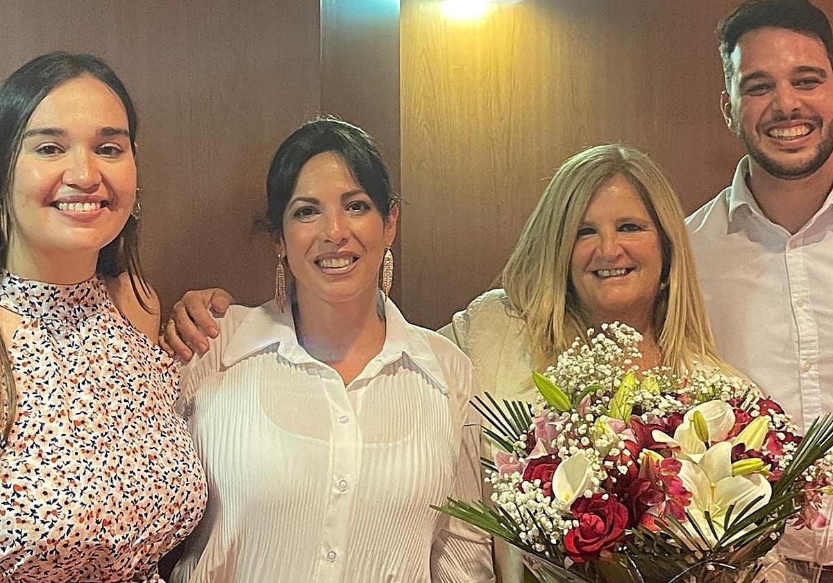 Los nuevos facultativos Katherine Castro, Silvia Martínez y Eulogio Déniz.