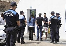 Momento de la conversación con ayuda de un traductor.