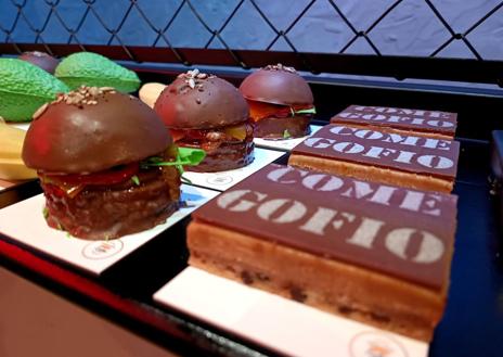 Imagen secundaria 1 - Diferentes hamburguesas de Está Rico; abajo, los postres elaborados por Zulay y Rubén Medina, propietario de Zulay. 