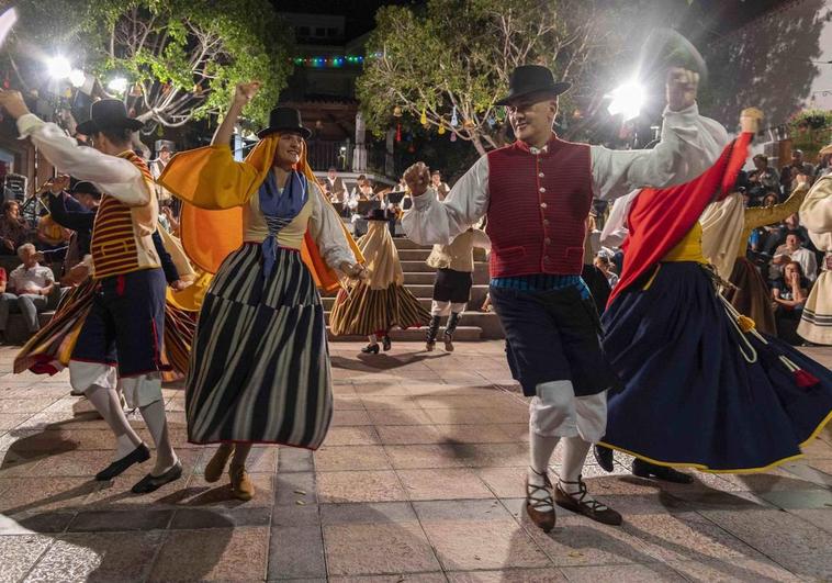 Derroche de canariedad en la primera noche de las Fiestas de San Antonio