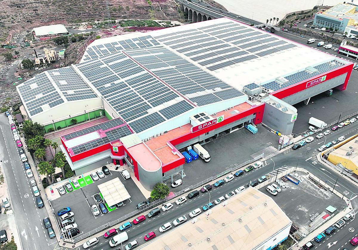 La central logística de SPAR Gran Canaria en El Goro ha completado su planta fotovoltaica.