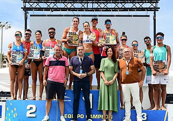 Los organizadores, instituciones y deportistas posaron en la entrega de trofeos.