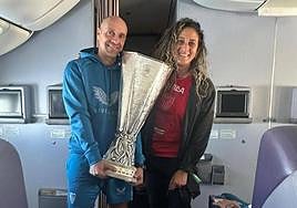 Ñito, con su mujer, Daniela Mitrovich, en el avión Budapest-Sevilla tras ganar la Europa League.