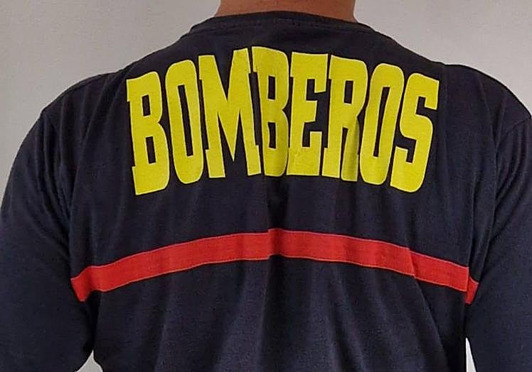 Los bomberos quieren recuperar esta camisa.