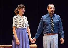 Silma López y Juan Carlos Vellido, en la piel de Ruth y Teddy, respectivamente, en una escena de 'Retorno al hogar'.