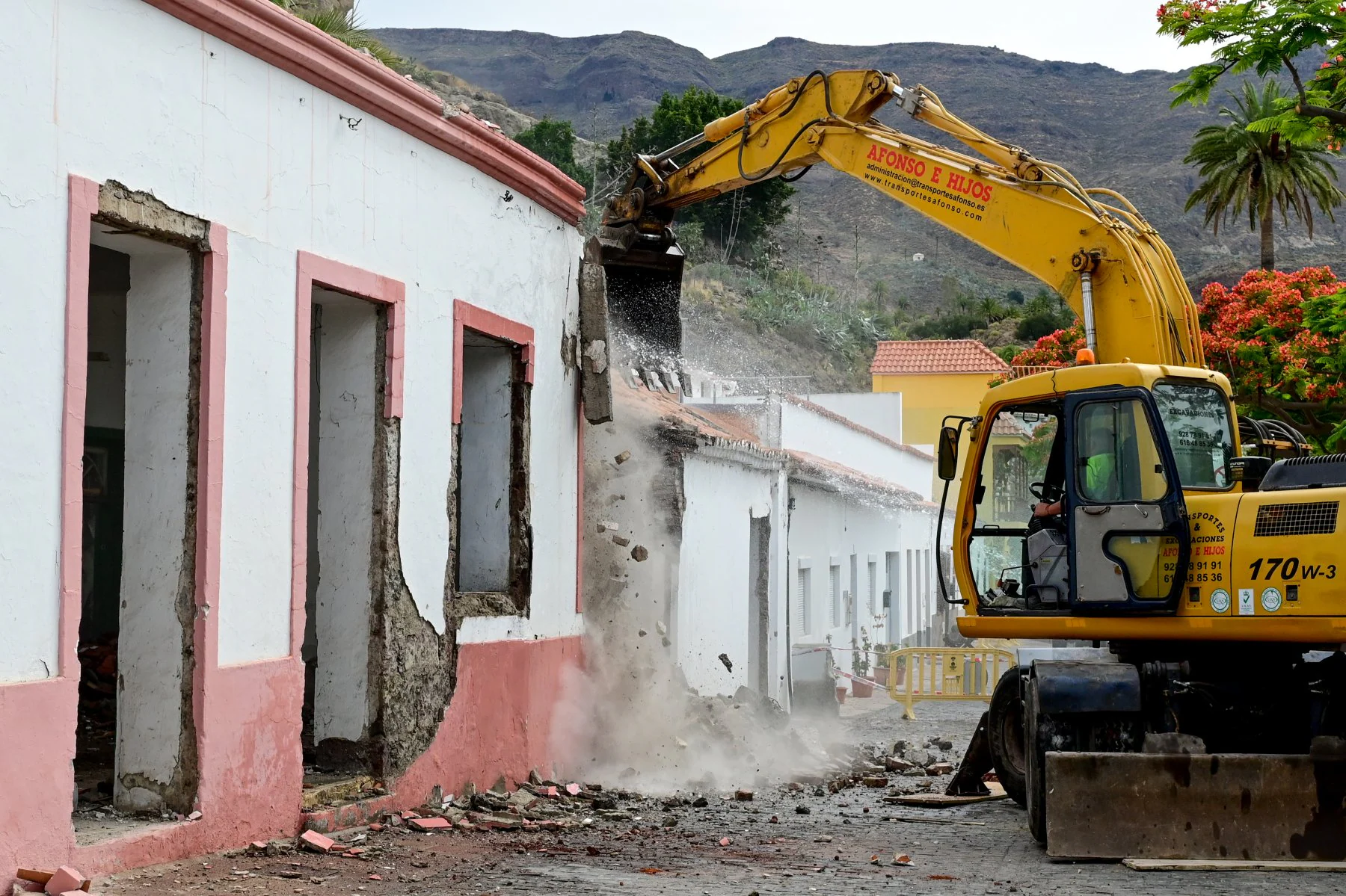 Momento en que el tractor empieza a demoler la fachada del antiguo colegio de Santa Lucía.