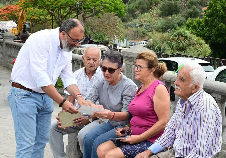 El alcalde en funciones, Francisco García, comparte recuerdos con otros antiguos alumnos de la escuela derribada.