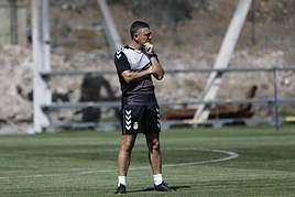 García Pimienta, en una imagen de la temporada pasada durante un entrenamiento.