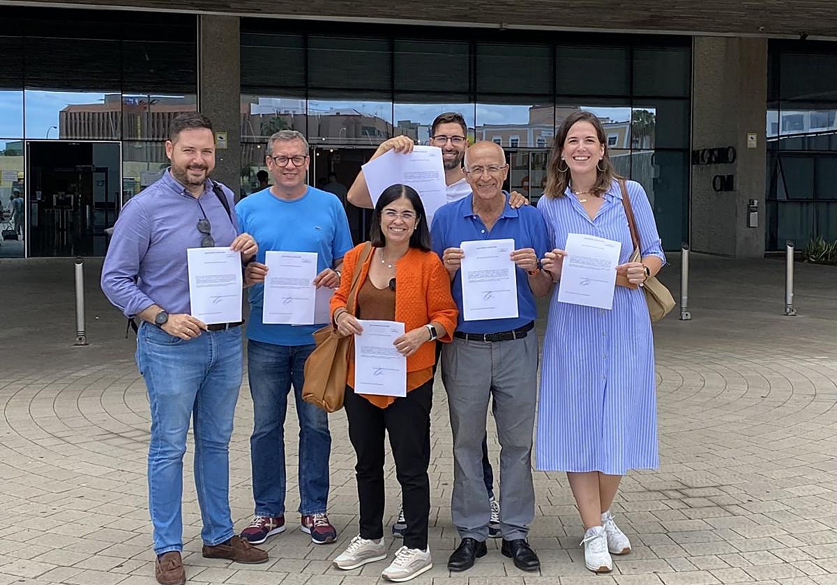 Parte del equipo de Carolina Darias recoge su acta de concejal.