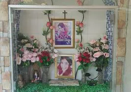 La madre de la joven ha construido un altar en una zona de su casa.