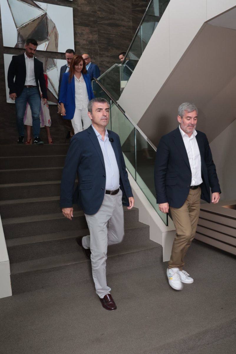 La reunión de CC y PP para sellar un pacto de Gobierno en Canarias, en imágenes