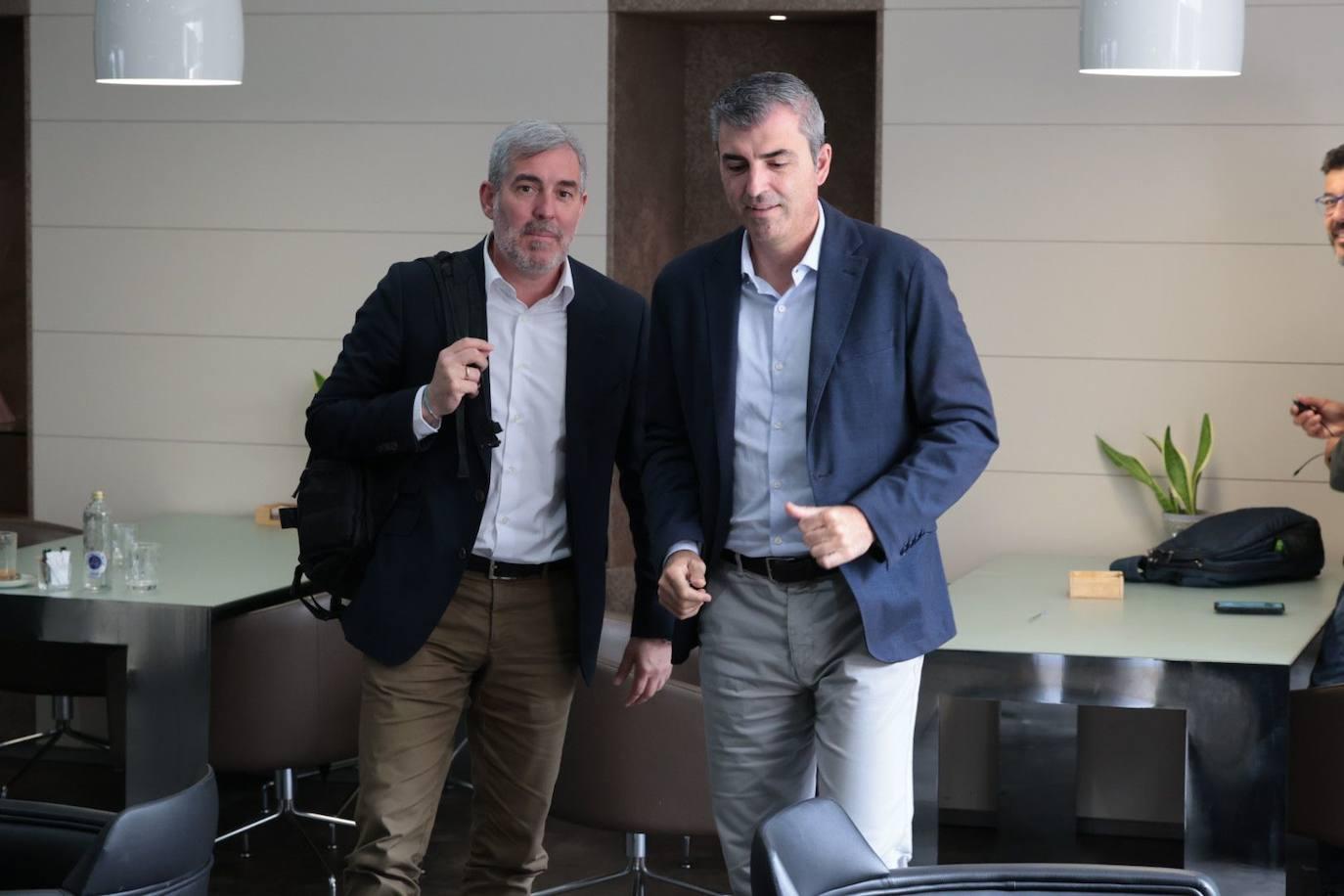 La reunión de CC y PP para sellar un pacto de Gobierno en Canarias, en imágenes