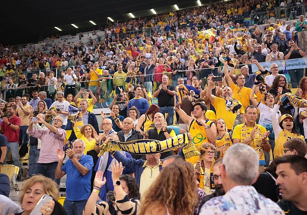 La afición vibra en el Arena.