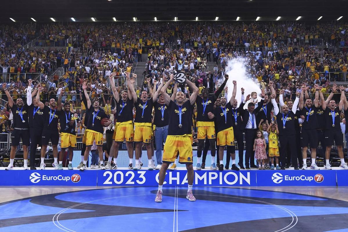 El capitán del CB Gran Canaria, Oliver Stevic, levanta el trofeo de la EuroCup.