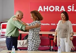 Francisco Hernández Spínola (PSOE) y Gemma Martínez (USP) se saludan ante la mirada de Carmen Luz Vargas (PSOE).