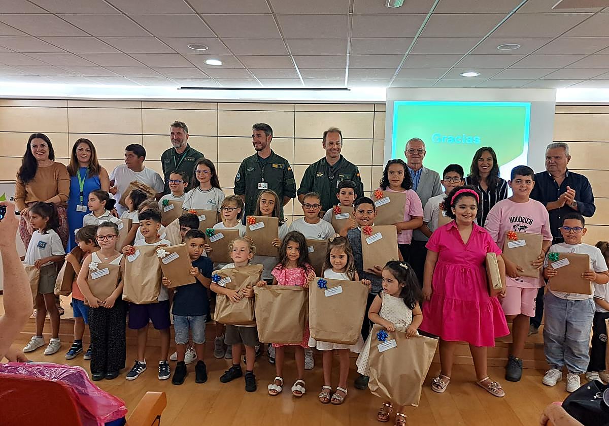 Escolares premiados, cargos políticos, profesores y responsables del aeopuerto.