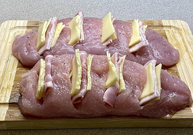 Añadimos el queso a cada lado del bacon