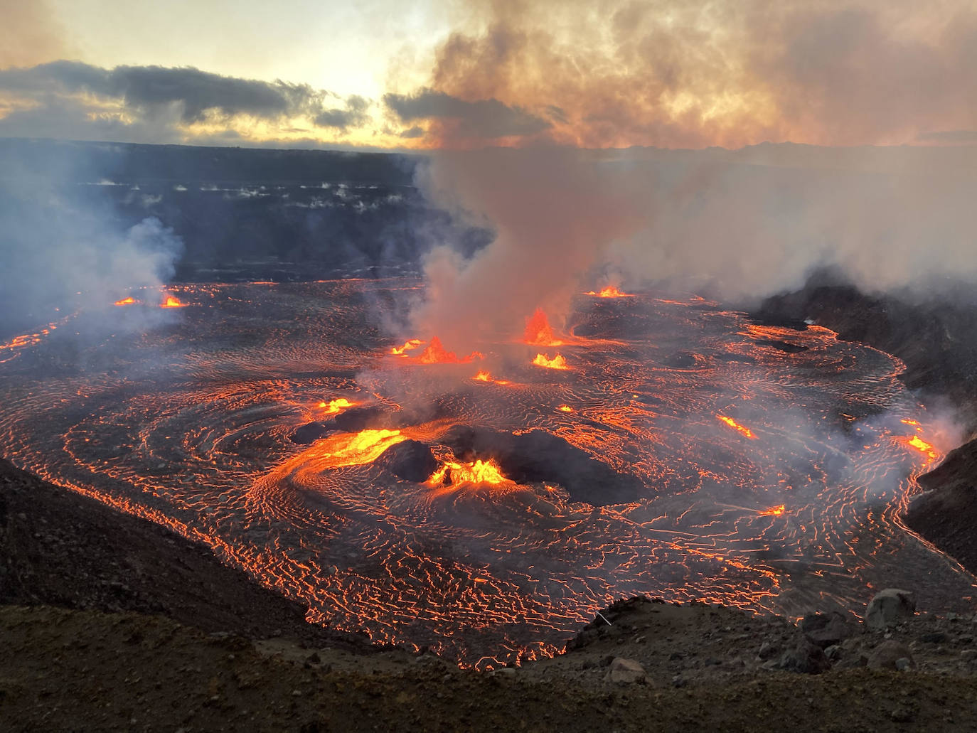 Fotografía donde se muestra el volcán Kilauea en erupción, uno de los más jóvenes y activos de Hawái (EE.UU.). El Observatorio de Volcanes Hawaiano indicó en un comunicado que sobre las 4.00 hora local (14.00 GMT) de este miércoles detectó «brillo en las imágenes de webcam de la cumbre del Kilauea, lo que indica el comienzo de una erupción en el cráter Halemaumau».