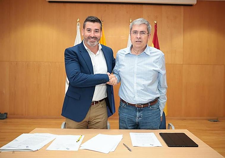 Alejandro Marichal y Marco Aurelio Pérez después de firmar un acuerdo de Gobierno para San Bartolomé de Tirajana.