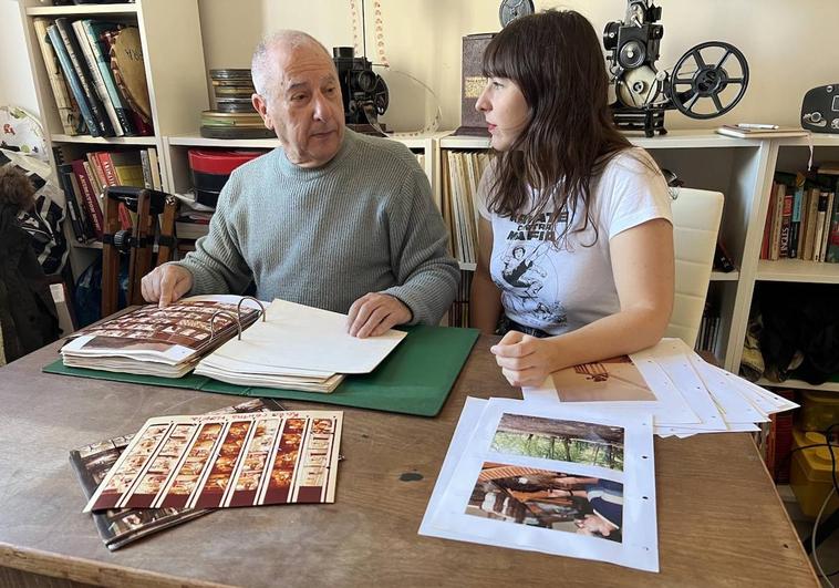 Ramón Saldías revisa parte de su archivo junto a su hija Onintze, que encabeza el proyecto de recuperación del mismo y la publicación del libro que se presenta en octubre.