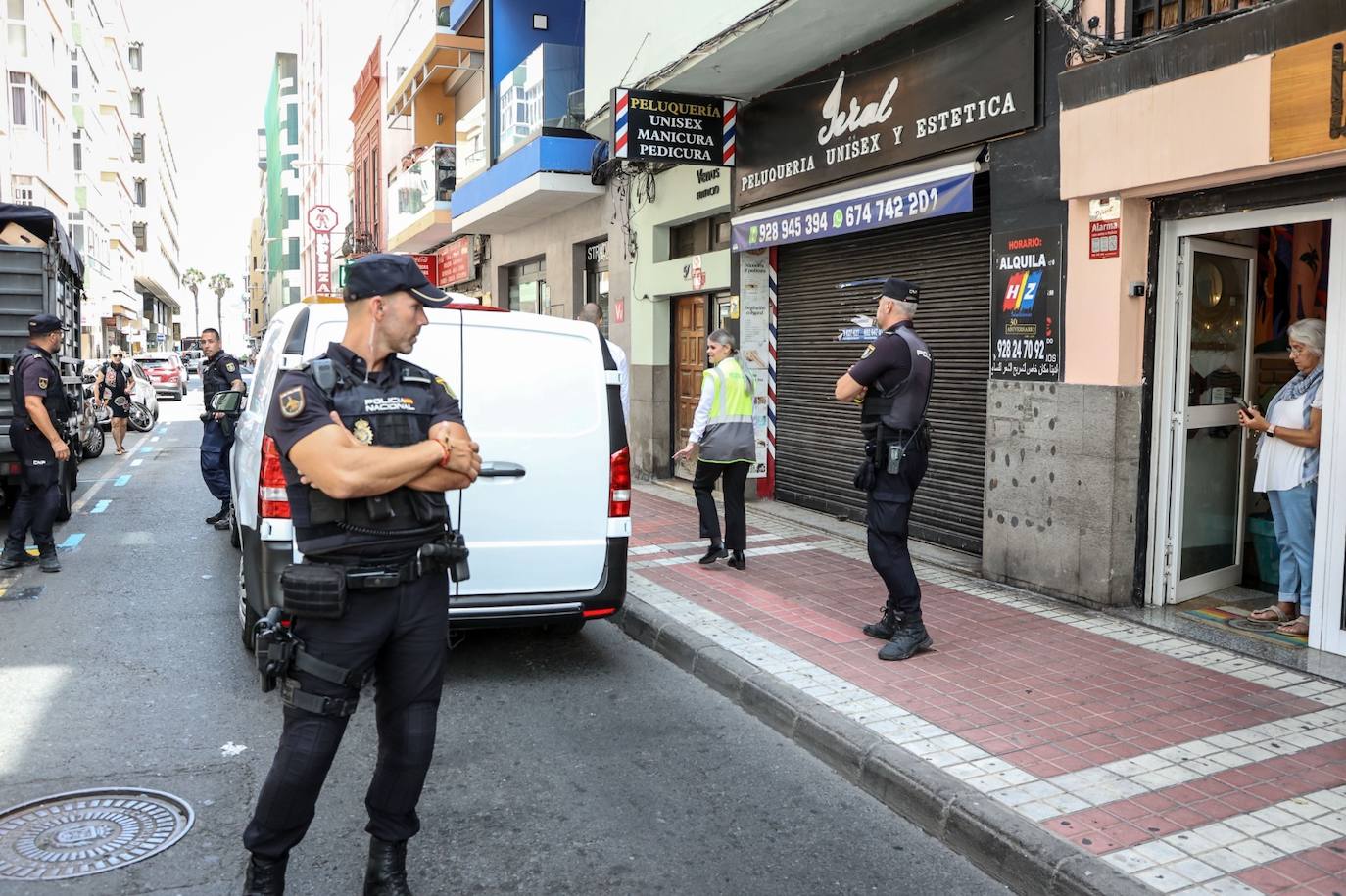 Levantan el cadáver de la mujer hallada muerta en una vivienda de Las Canteras