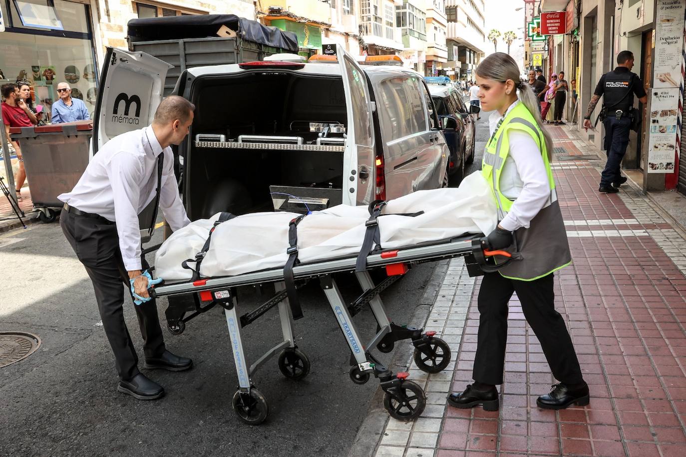 Levantan el cadáver de la mujer hallada muerta en una vivienda de Las Canteras