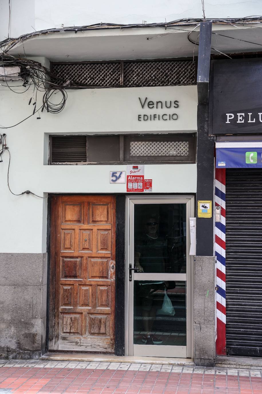 Levantan el cadáver de la mujer hallada muerta en una vivienda de Las Canteras
