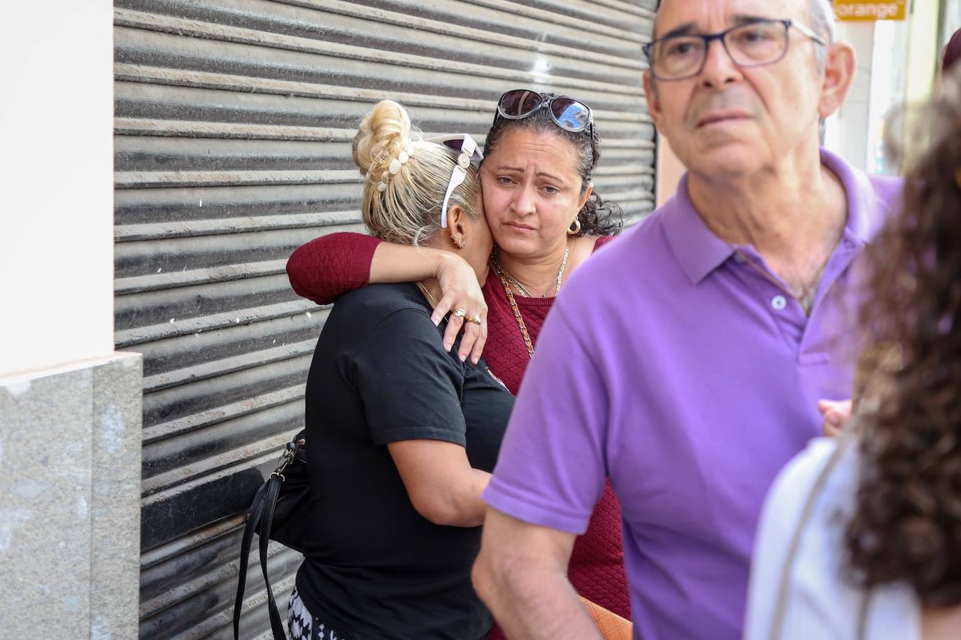 Levantan el cadáver de la mujer hallada muerta en una vivienda de Las Canteras