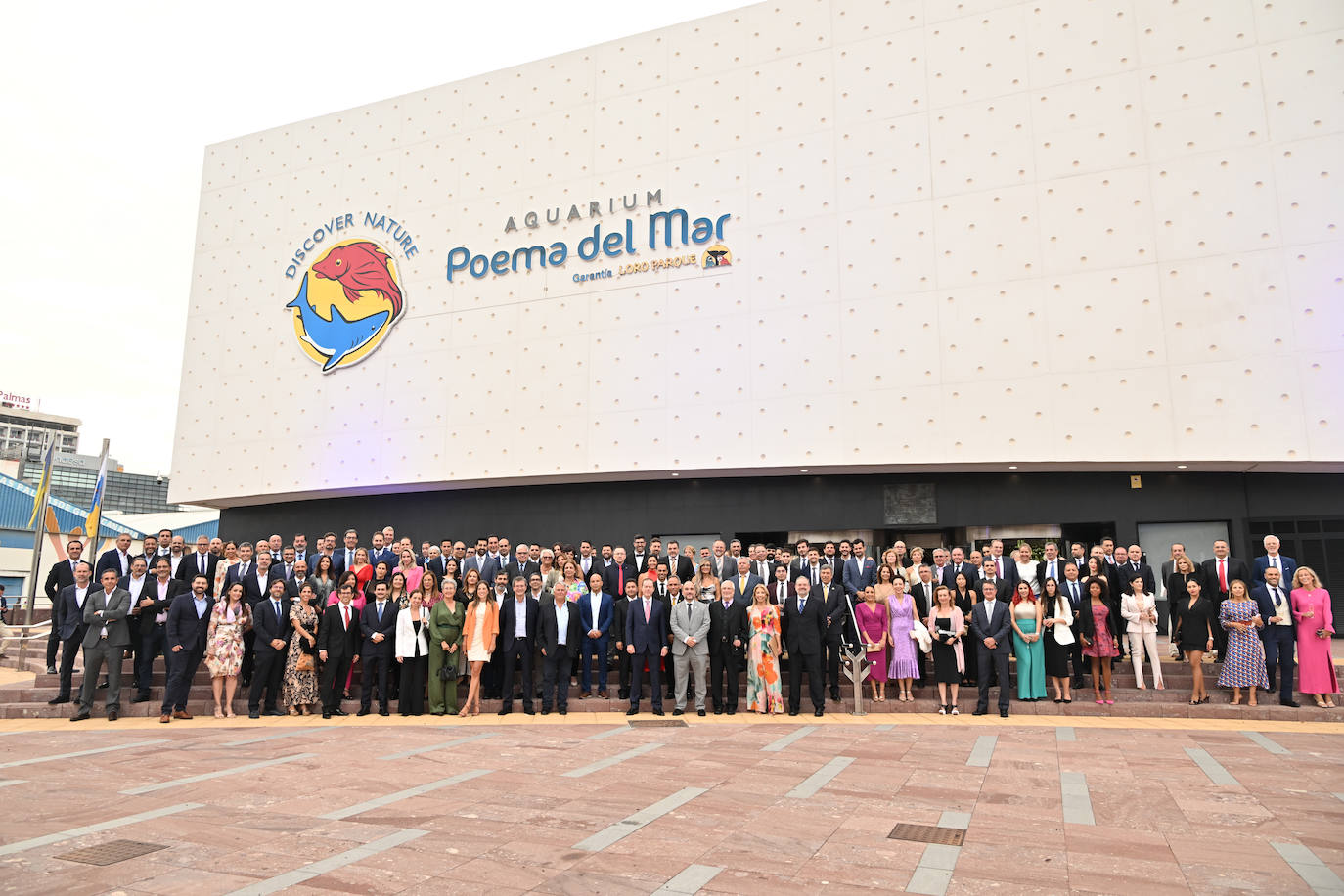 Asistentes en la entrada de Poema del Mar.