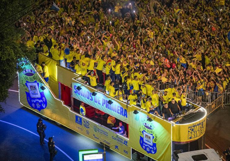 Llegada de los jugadores de la UD Las Palmas a la plaza de la Victoria tras el ascenso.