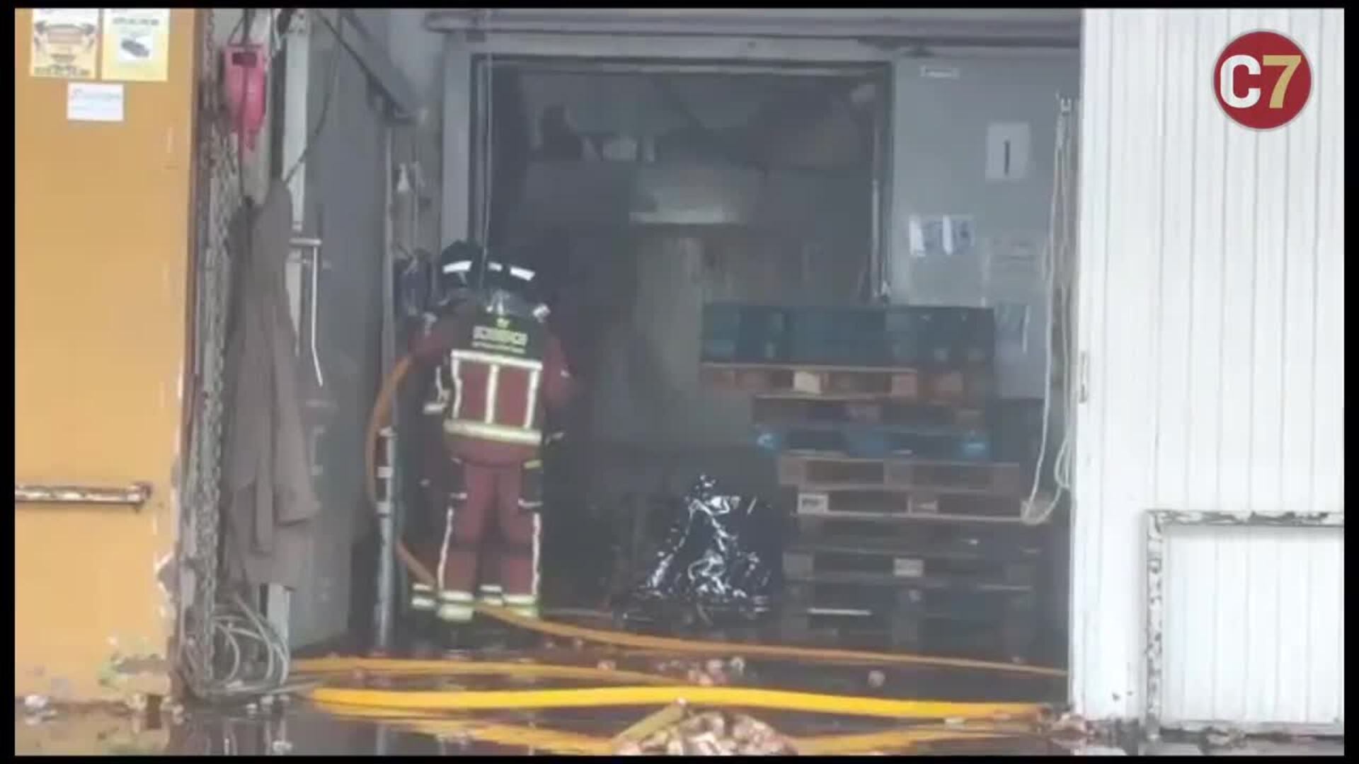 Labores de control del incendio en Mercalaspalmas