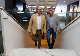 El vicesecretario nacional de Coordinación Política Local y Autonómica, Pedro Rollán (i) junto al presidente del PP en Canarias, Manuel Domínguez (d).