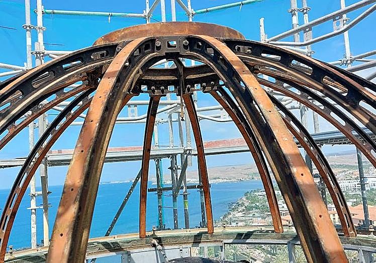 Imagen principal - Ar< riba, la cúpula, sin sus planchasFoto cedida por Mediterráneo. Sus operarios trabajan 'in situ', en el faro. Debajo, vista de la estructura exterior colocada para que trabajen los operarios. Y, al lado, los técnicos, en plena faena, en lo alto de la torre. 