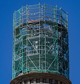 Imagen secundaria 1 - Ar< riba, la cúpula, sin sus planchasFoto cedida por Mediterráneo. Sus operarios trabajan 'in situ', en el faro. Debajo, vista de la estructura exterior colocada para que trabajen los operarios. Y, al lado, los técnicos, en plena faena, en lo alto de la torre. 