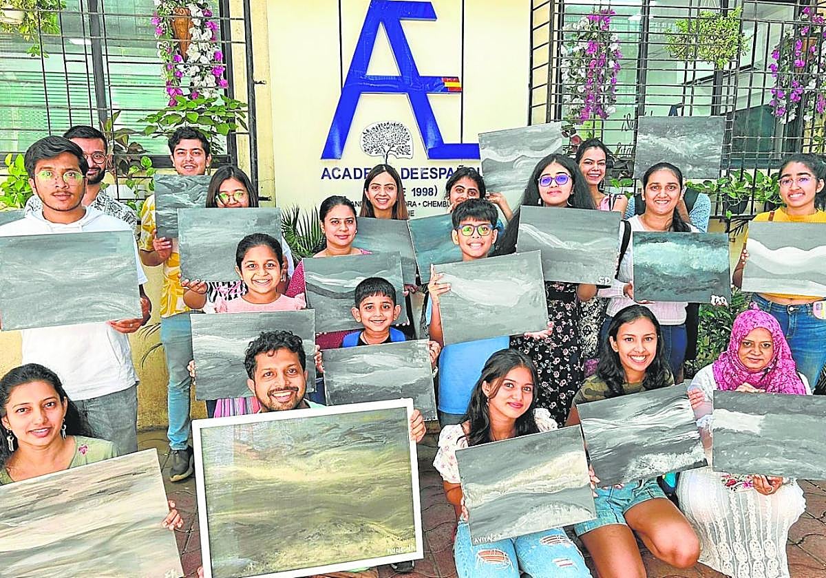 Alumnos de la Academia de Español en Mumbai muestrasn sus obras realizadas en el primer workshop de plástica dedicada a la artista Pino Ojeda.