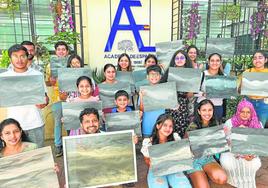 Alumnos de la Academia de Español en Mumbai muestrasn sus obras realizadas en el primer workshop de plástica dedicada a la artista Pino Ojeda.