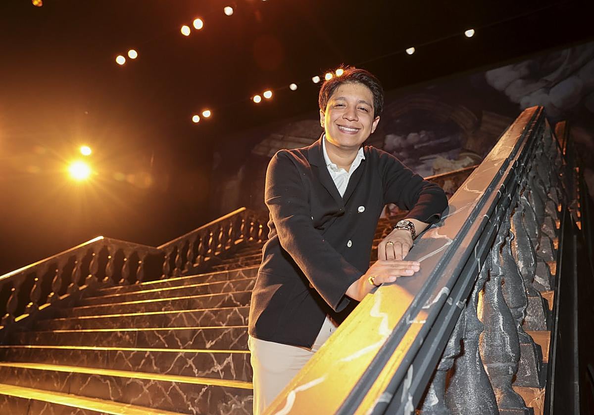 Iván Ayón Rivas, en la escalera que preside la escenografía de 'Rigoletto', en el Teatro Pérez Galdós.