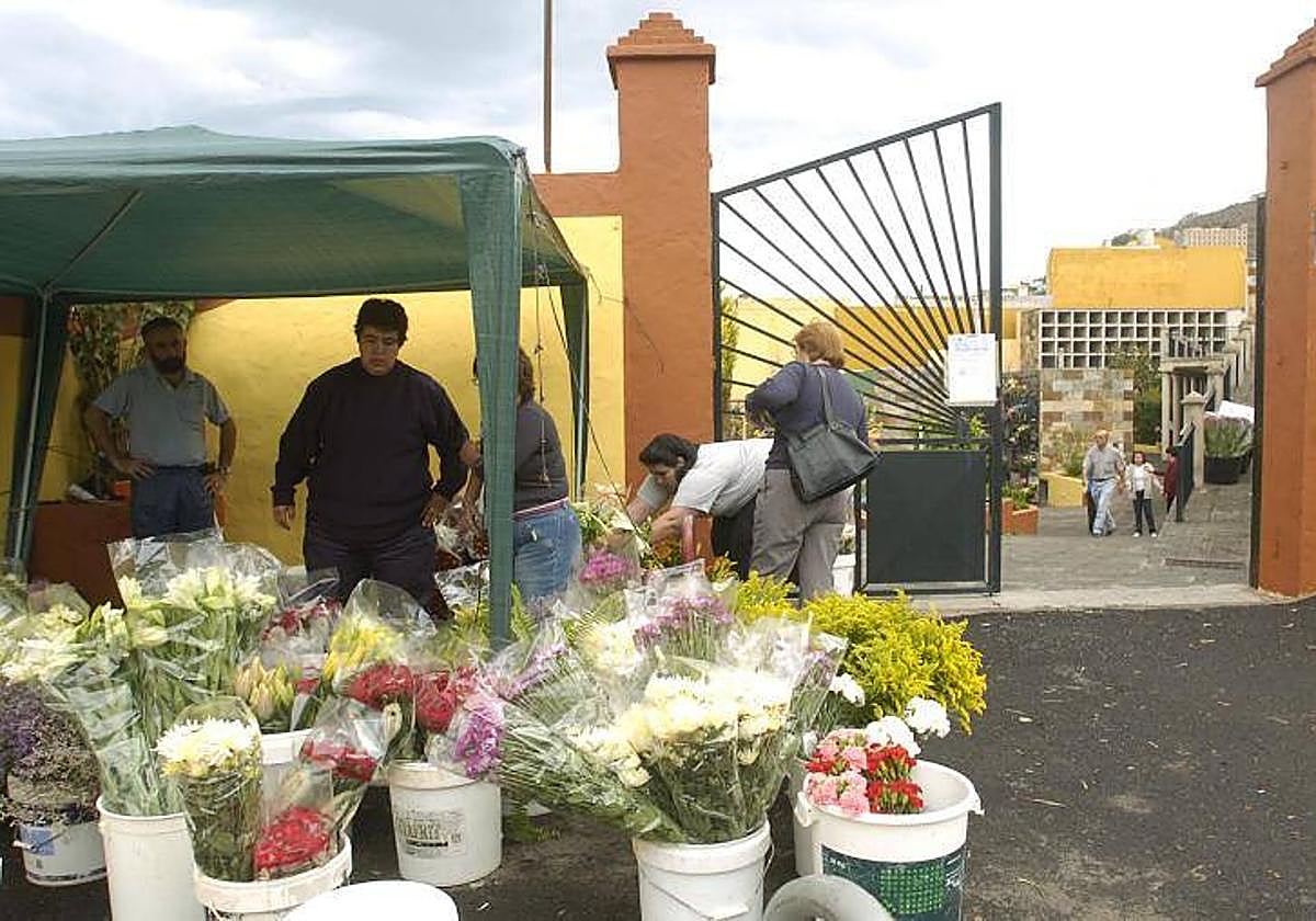 Vista del cementerio municipal de Santa Brígida una víspera del Día de Todos los Santos.