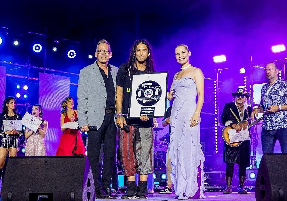 El brasileño Jahck Sampaio recibe su galardón.