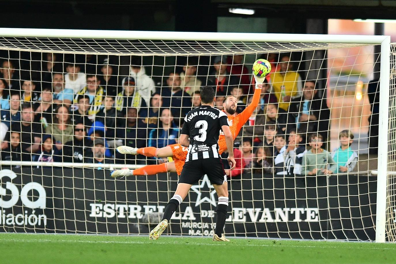 Aarón Escandell se marca un paradón.