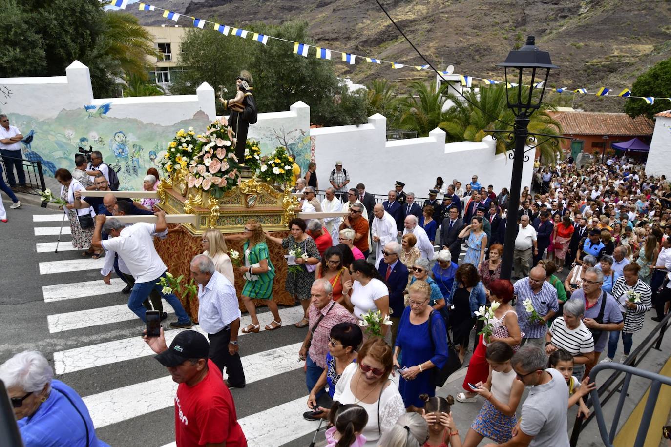 Más políticos que santos en la procesión de San Antonio el Chico en Mogán