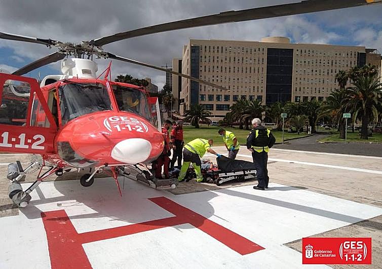 Llegada del afectado al Hospital Universitario Doctor Negrín.
