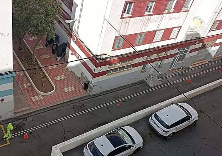 Un momento del pintado de las nuevas líneas amarillas.