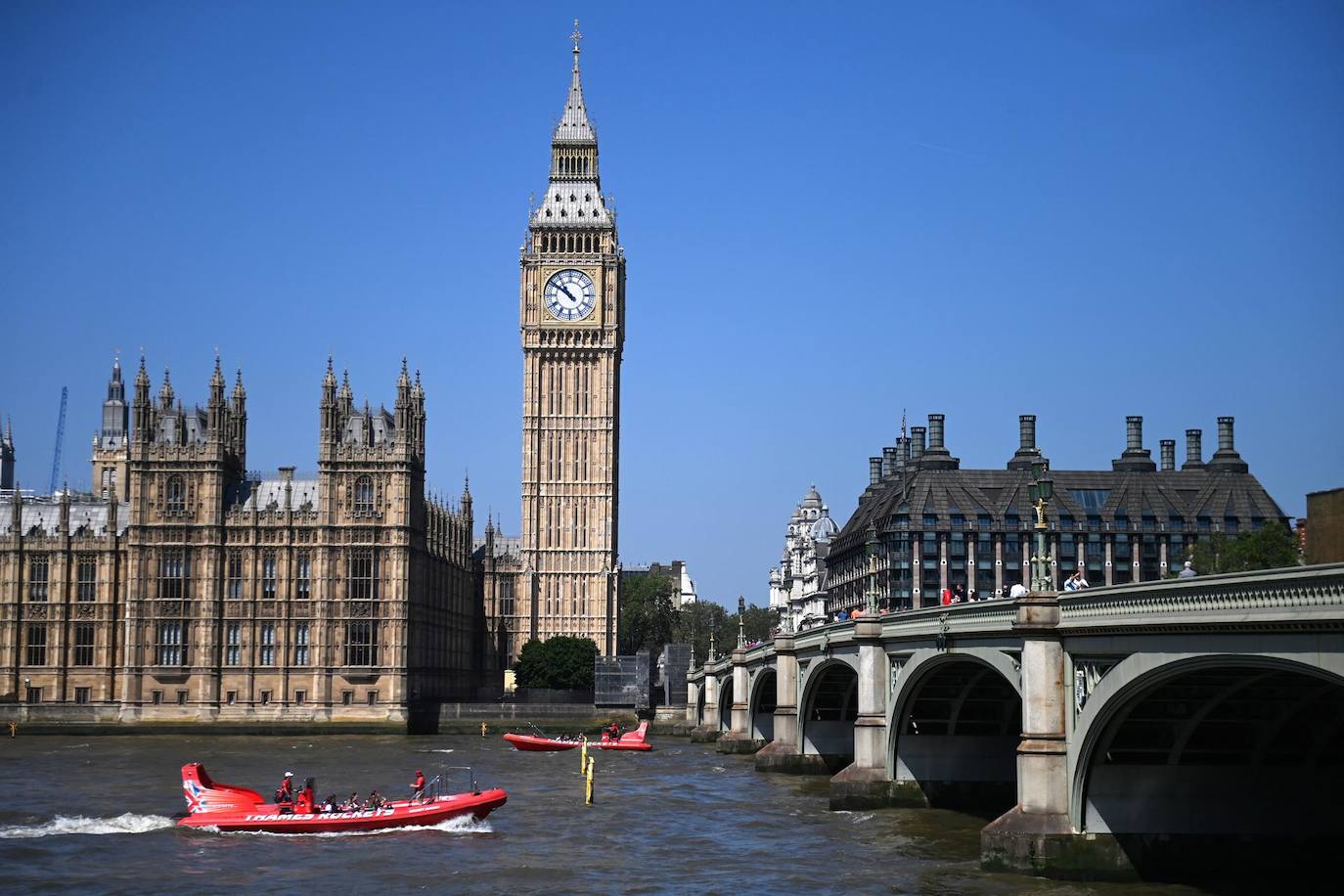 Un barco pasa frente a las Casas del Parlamento en Londres, Gran Bretaña,