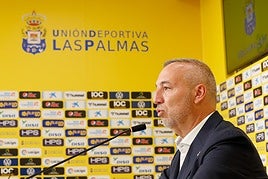 Miguel Ángel Ramírez atiende a los medios de comunicación el pasado viernes en la sala mixta del estadio de Gran Canaria.