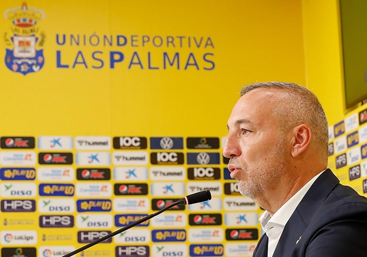 Miguel Ángel Ramírez atiende a los medios de comunicación el pasado viernes en la sala mixta del estadio de Gran Canaria.