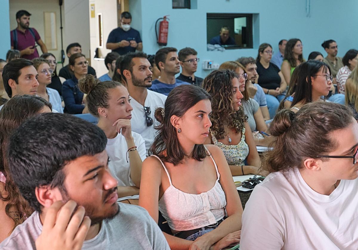 Estudiantes en prácticas, en el Centro Insular de Juventud, que acogerá la Universidad de Verano de Fuerteventura.