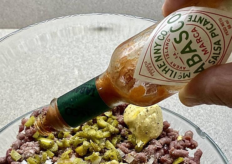 Vertemos la salsa Perrins y el Tabasco