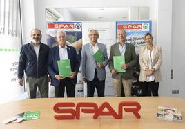 Los representantes de la Asociación y la directiva de SPAR Gran Canaria tras la firma.