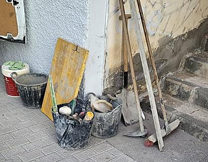 Imagen secundaria 1 - Operarios y sus herramientas de trabajo.